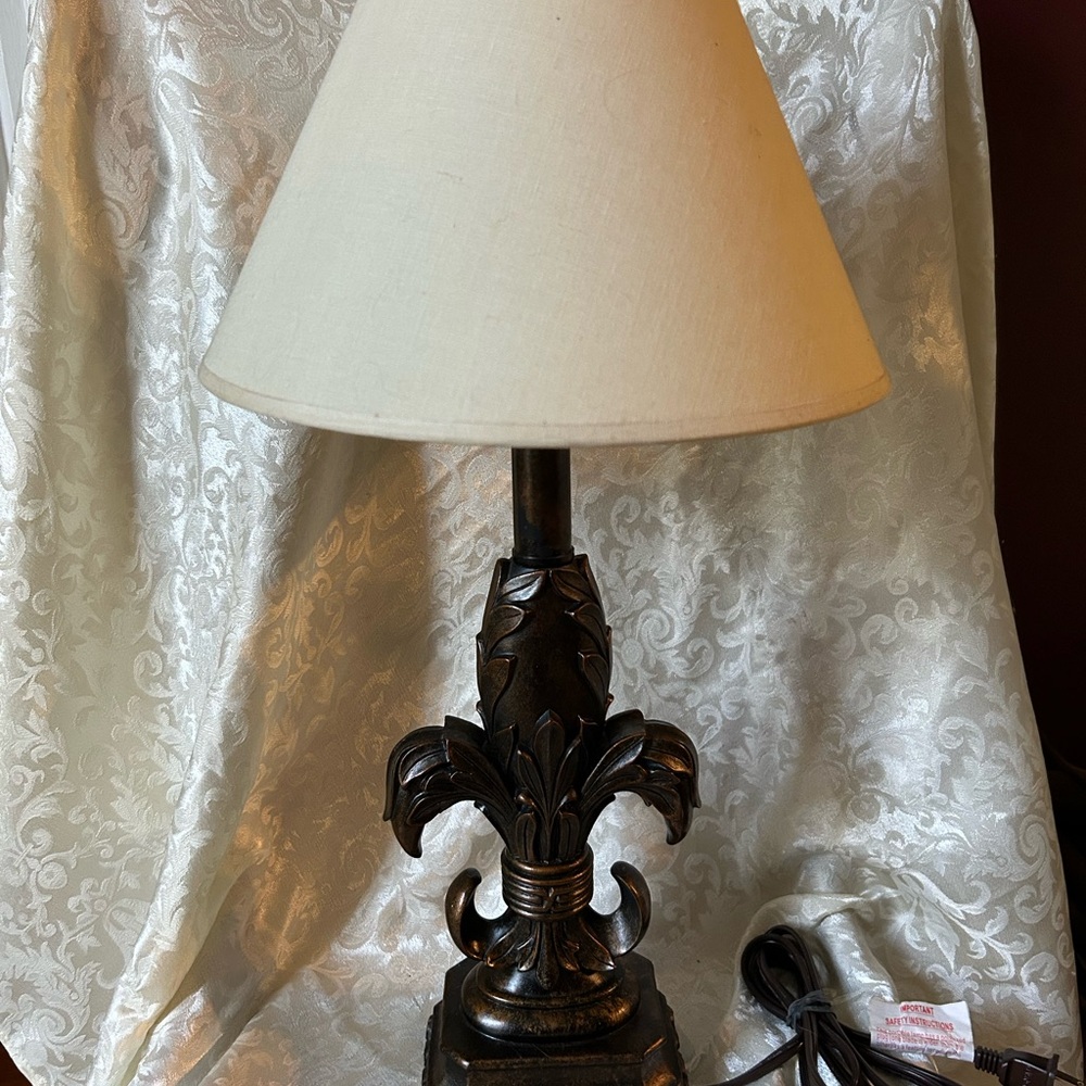 Fleur de Lis Shaped Black Resin Vintage Lamps Set of 2 Tested Shade not inc